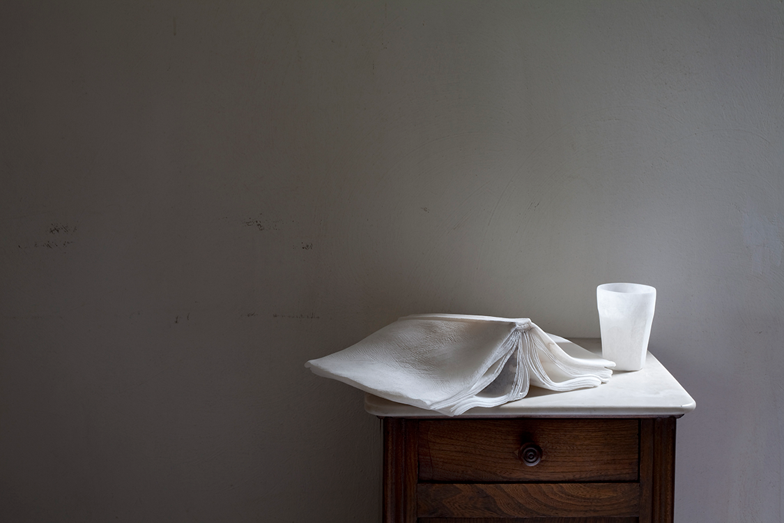 <I>Bedside</I> 2015 digital print on Hahnemühle paper 57 x 85,5 cm, the sculpture is in a private collection