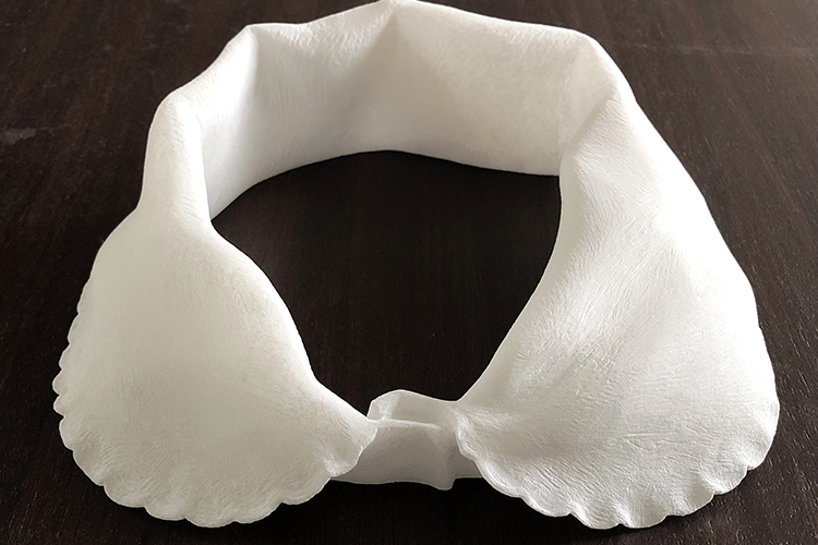 <I>Collar I</I> 2015 alabaster 5 x 17,5 x 17 cm