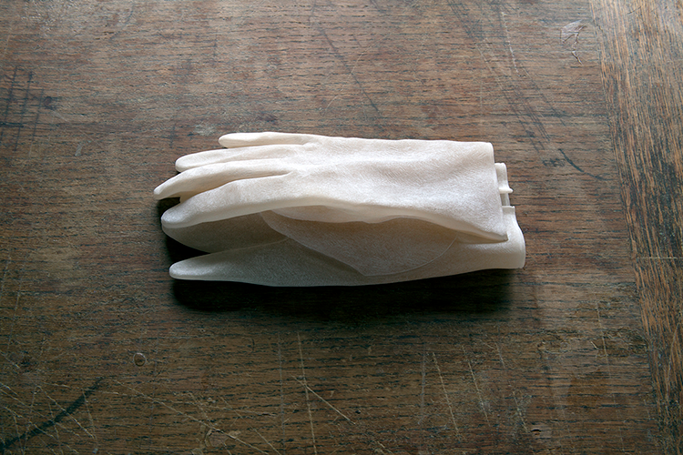 <I>Gloves</I> 2016 alabaster 5 x 23,5 x 12 cm private collection