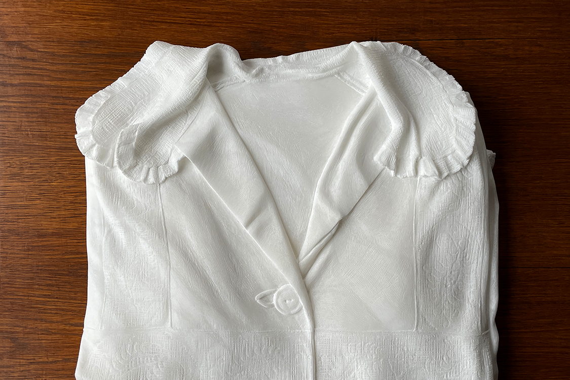 <I>Blouse</I>  2024 alabaster 5 x 37,5 x 35 cm private collection 